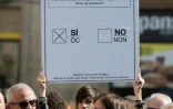 Un manifestant partisan du référendum sur l'indépendance catalane brandit un bulletin de vote géant à Barcelone le 16 septembre 2017 