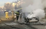 Photo diffusée par le ministère russe de Situations d'urgence, le 30 décembre 2023, montrant des pompiers dans une rue de Belgorod après une frappe ukrainienne