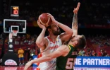 L'Espagnol Marc Gasol (g) Ă la lutte avec l'Australien Mitch Creek en demi-finales du Mondial de basket, le 13 septembre 2019