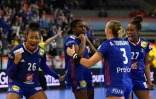 La joie des Françaises, après leur victoire face au Danoises, 23-22 en demi-finale du Mondial-2021, le 17 décembre 2021 à Granollers (Espagne)