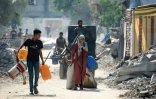 Des Palestiniens fuient avec leurs biens le quartier d'Abu Iskandar, au nord de la ville de Gaza, le 22 août 2025