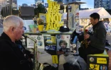Des musiciens jouent sur la "Place des otages" à Tel Aviv, le 16 janvier 2025