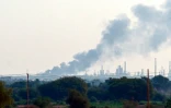 De la fumée au-dessus de la raffinerie de pétrole d'al-Jaili, au nord de Khartoum, lors de combats entre l'armée soudanaise et les paramilitaires le 15 janvier 2025 