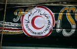 Photo d'un autocollant du Croissant-Rouge égyptien sur un camion transportant de l'aide humanitaire en provenance d'Egypte, du côté israélien du poste frontière de Kerem Shalom, le 22 décembre 2023