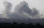 De la fumée s'élève de Gaza lors de frappes israéliennes le 10 août 2025 