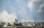 De la fumée au-dessus de Deir al-Balah pendant des bombardements israéliens, le 21 juillet 2025 dans le centre de la bande de Gaza
