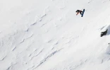 Le Français Victor de Le Rue lors de l'étape d'Hakuba du circuit mondial 2020 FWT de snowboard freeride, le 19 janvier 2020