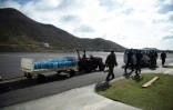 Des soldats français amènent de l'eau aux victimes de l'ouragan Irma à Grand-Case, sur l'île Saint-Martin dans les CaraÏbes, le 8 septembre 2017