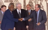 Lionel Jospin (C), entouré de Roch Wamytan (FNLKS) (G) et Jacques Lafleur (RPCR) (D), après la signature de l'accord de Nouméa, pour instaurer en Nouvelle-Calédonie un processus de décolonisation, le 5 mai 1988