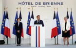 Emmanuel Macron, avec à sa droite la ministre des Armées Florence Parly et à sa gauche la ministre déléguée chargée de la Mémoire et des Anciens combattants Geneviève Darrieussecq, au ministère des Armées le 13 juillet 2020