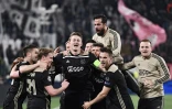 Le défenseur de l'Ajax Amsterdam Matthijs de Ligt (c) et ses coéquipiers se congratulent après leur victoire contre la Juventus en C1, le 16 avril 2019 à Turin
