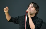 Le chanteur du groupe électro français Phoenix, Thomas Mars, le 16 juillet 2023 au festival des Vieilles Charrues, à Carhaix-Plouguer