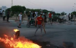 Des jeunes tunisiens bloquent la route aux migrants à Sfax, le 4 juillet 2023
