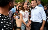 Le président Emmanuel Macron pose pour une photographie le 27 juillet 2019 à Bormes-les-Mimosas