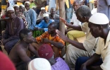 Un homme soupçonné de vol attaché à un poteau lors d'un "procès" expéditif conduit par des groupes d'autodéfense, le 19 mars 2016 à Kokologho près de Ouagadougou 
