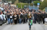 Des habitants de Joeuf, dans l'est de la France, lors d'une marche le 18 octobre 2015, en hommage à Lucas, un enfant de 7 ans poignardé par un homme souffrant de troubles psychiatriques
