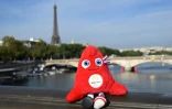 La mascotte des JO de Paris 2024 prise en photo sur le Pont Alexandre-III, au-dessus de la Seine, le 16 août 2023 à Paris