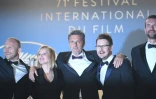 De g. à d.: les comédiens polonais Borys Szyc et Joanna Kulig, le réalisateur polonais Pawel Pawlikowski, le directeur de la photographie Lukasz Zal et le comédien Tomasz Kot posent à Cannes pour la projection de "Cold War", le 10 mai 2018