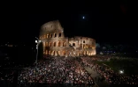 Des milliers de fidèles rassemblés pour la cérémonie du "Chemin de croix", présidée par le pape François, au Colisée de Rome, le 15 avril 2022