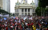 Des partisans du président de gauche Lula manifestent contre l'extrême droite à Rio de Janeiro, le 7 octobre 2026