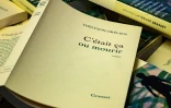 Des exemplaires du livre "C'était ça ou mourir", écrit par le romancier haïtien-canadien Thelyson Orelien, en marge de la 28e édition d'un festival littéraire à Manosque, dans le sud-est de la France, le 24 septembre 2026