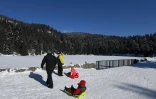 Une famille s'amuse sur le Lac vert gelé près de Soultzeren (Haut-Rhin) le 26 février 2018