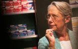 La Première ministre Elisabeth Borne rencontre le personnel d'une pharmacie lors d'un déplacement à Rouen, le 31 août 2023 en Seine-Maritime