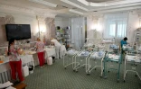 Des infirmières s'occupent de nouveaux-nés de mères porteuses à l'Hôtel Venice à Kiev le 15 mai 2020