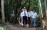 Le président Emmanuel Macron (g) dans la forêt près du village de Camopi, le 25 mars 2024 en Guyane