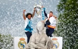 Les défenseurs du Real Marcelo et Sergio Ramos avec le Trophée de la Ligue des champions, Plaza de Cibeles, le 27 mai 2018 à Madrid