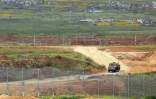 Un véhicule militaire israélien circule le long de la frontière sud d'Israël avec le nord de la bande de Gaza, le 20 mars 2025
