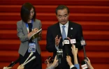 Le ministre chinois des Affaires étrangères Wang Yi (à droite) répond aux questions des journalistes en marge d'un forum régional sur la sécurité à Manille, le 7 août 2017