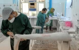Préparation d'une prothèse au Centre de réhabilitation du Comité international de la Croix Rouge (CICR) à Kaboul le 11 octobre 2021