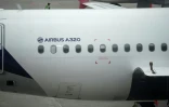 Un Airbus A320 de la compagnie Latam Airlines sur le tarmac de l'aéroport El Dorado à Bogota, le 28 novembre 2025 en Colombie