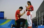 La Chinoise He Zi reçoit la demande en mariage de son fiancé à la descente du podium du plongeon à Rio, le 14 août 2016