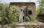 L'écologiste indien Kailash Meena devant une maison abandonnée à Chatru ki Dhani, dans l'Etat indien du Rajasthan, le 18 mai 2026  