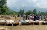 Les funérailles de victimes des violentes pluies de mousson dans le nord du Pakistan ont commencé dans la province de Khyber Pakhtunkhwa, le 16 août 2025
