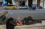 Un homme dort sur un muret, le 14 juillet 2026  dans une rue de La Havane, lors d'une panne d'électricité nationale à Cuba