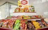 Des produits du fabricant japonais de snacks Kameda Seika, au siège de l'entreprise à Niigata, le 5 août 2024