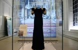 Une robe du soir portée par la reine Elizabeth est exposée à Kensington Palace à Londres le 2 juin 2021
