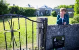L'historienne Catherine Corless sur le site de l'ancien foyer St Mary, où 796 enfants avaient été inhumés anonymement, le 20 mai 2025 à Tuam dans l'Ouest de l'Irlande