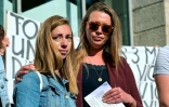 Des victimes de Joël Le Scouarnec manifestent devant le tribunal de Vannes (Morbihan) le 19 mai 2025