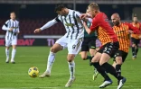 L'attaquant espagnol de la Juventus Turin, accroché par le défenseur polonais de Benevento, Kamil Glik, lors de leur match de Série A, le 28 novembre 2020 à Benevento