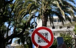 Un manifestant brandit un panneau imitant un QR code lors d'une manifestation contre le pass sanitaire à Saint-Denis de la Réunion le 31 juillet 2021