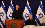 Le ministre de la Défense israélien Yoav Gallant (G) et le Premier ministre israélien Benjamin Netanyahu (D) lors d'une conférence de presse le 28 octobre 2024 dans la base militaire de Kirya, à Tel-Aviv