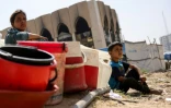 Des habitants déplacés de Gaza à un point de collecte d'eau, dans la ville de Gaza, dans le nord du territoire palestinien, le 20 mai 2025