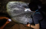 Des archéologues thaïlandais examinent les peintures rupestres découvertes au parc national de Sam Roi Yot, au sud-ouest de Bangkok, le 10 septembre 2020