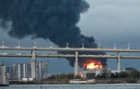 Un terminal pétrolier en feu à Saint-Pétersbourg après des attaque de drones ukrainiens, le 18 octobre 2026 en Russie