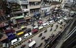 Des automobilistes bloqués dans un embouteillage après l'allègement des restrictions anti-Covid à Allahabad en Inde le 21 juin 2021