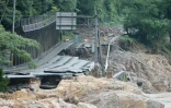 Une route détruite par les pluies torrentielles près de la rivière Kuma, à Ashikita, dans la préfecture de Kumamoto, le 6 juillet 2020